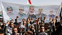 هواداران حوثی در جریان تظاهرات هفتگی ضد آمریکا و ضد اسرائیل در صنعا، پایتخت یمن، روز جمعه ۱۳ ژوئن ۲۰۲۵