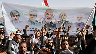 هواداران حوثی در جریان تظاهرات هفتگی ضد آمریکا و ضد اسرائیل در صنعا، پایتخت یمن، روز جمعه ۱۳ ژوئن ۲۰۲۵