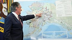 İçişleri Bakanı Doug Burgum, Başkan Donald Trump Beyaz Saray'da bir kararnameyi imzalamadan önce yaptığı konuşmada Alaska haritasına işaret ediyor.