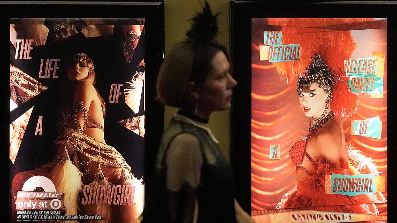 Una fan cruza dos carteles de Swift antes del lanzamiento de 'The Life of a Showgirl' en el AMC Metreon de San Francisco, California, el 3 de octubre de 2025