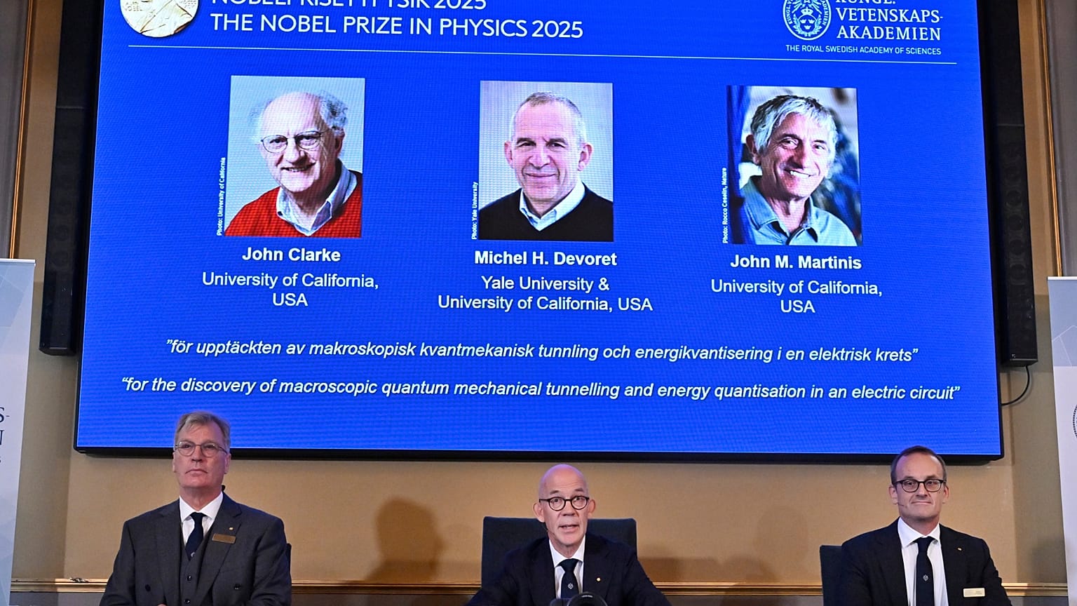 Le Président du Comité Nobel de physique annonce les lauréats 2025. 
