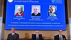 Le Président du Comité Nobel de physique annonce les lauréats 2025. 