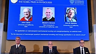 Le Président du Comité Nobel de physique annonce les lauréats 2025. 