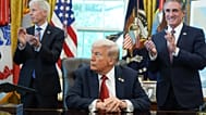 Trump habla con la prensa antes de firmar una orden ejecutiva en el Despacho Oval de la Casa Blanca, el lunes 6 de octubre de 2025, en Washington