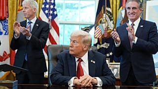 Trump habla con la prensa antes de firmar una orden ejecutiva en el Despacho Oval de la Casa Blanca, el lunes 6 de octubre de 2025, en Washington