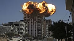 اللهب يتصاعد من أحد المباني عقب غارة عسكرية إسرائيلية في مدينة غزة، يوم الأحد 14 سبتمبر 2025