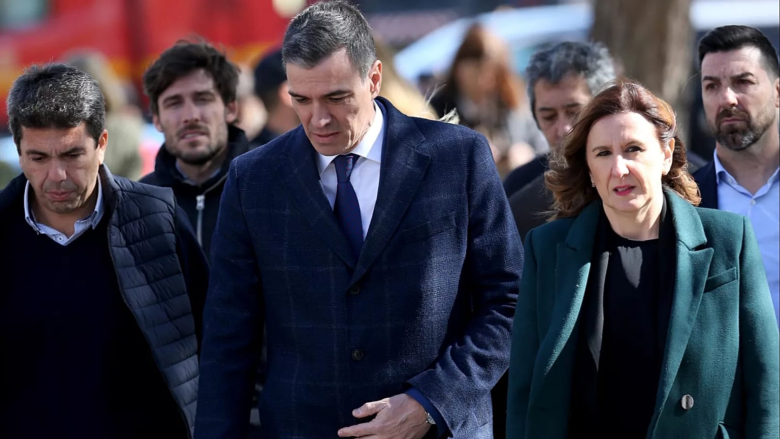 El presidente del Gobierno español, Pedro Sánchez, llega al lugar del edificio de catorce pisos incendiado en Valencia, España, el viernes 23 de febrero de 2024.