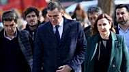 El presidente del Gobierno español, Pedro Sánchez, llega al lugar del edificio de catorce pisos incendiado en Valencia, España, el viernes 23 de febrero de 2024.
