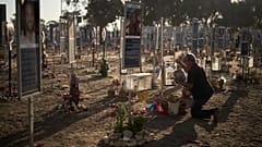 Jojo Rabia nettoie une boîte utilisée pour allumer des bougies sur le site du festival de musique Nova, où ses deux fils ont été tués le 7 octobre 2023.