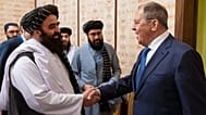  يتصافح وزير الخارجية الأفغاني بالإنابة أمير خان متقي (يسار الصورة في المقدمة) ووزير الخارجية الروسي سيرجي لافروف (يمين الصورة) قبل محادثاتهما على هامش مشاورات صيغة موسكو
