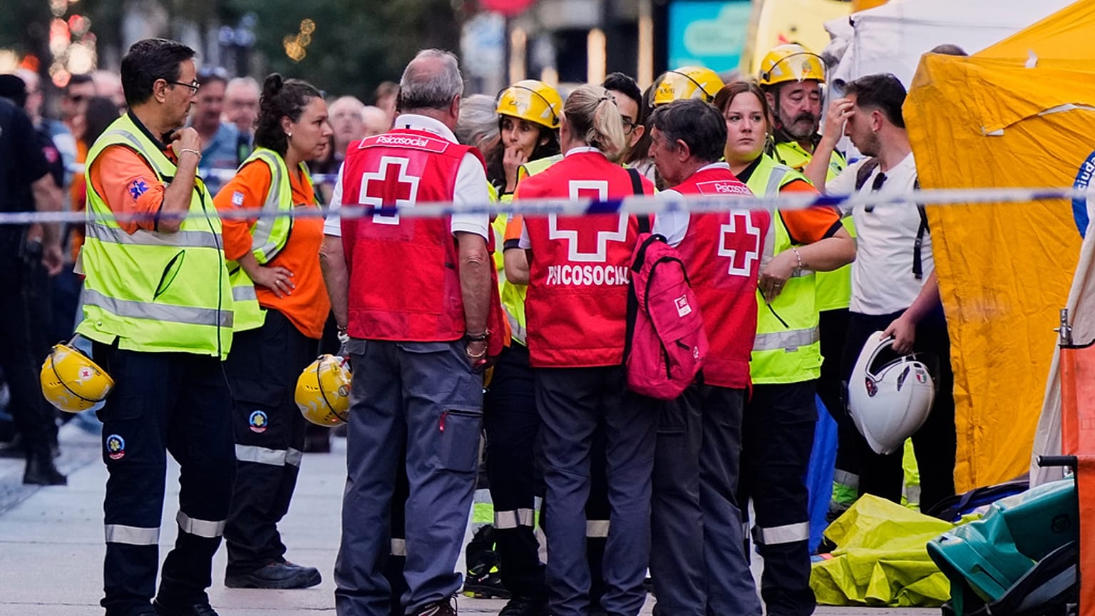 Emergency personnel work at the site of a building collapse in Madrid, Spain, on Tuesday, 7 October 2025