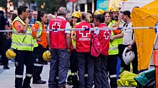 Personal de emergencia trabaja en el lugar del derrumbe de un edificio en Madrid, España, el martes 7 de octubre de 2025. 