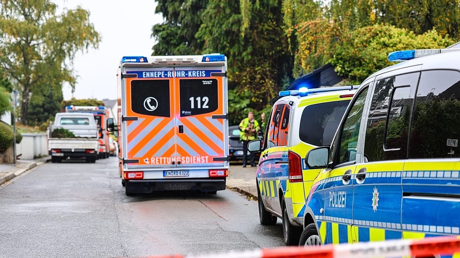 Ein Krankenwagen steht in Herdecke, nachdem die neu gewählte Bürgermeisterin von Herdecke, Iris Stalzer, schwer verletzt in ihrer Wohnung aufgefunden wurde.