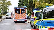 Ein Krankenwagen steht in Herdecke, nachdem die neu gewählte Bürgermeisterin von Herdecke, Iris Stalzer, schwer verletzt in ihrer Wohnung aufgefunden wurde.