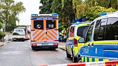 Une ambulance est stationnée à Herdecke après que la maire nouvellement élue de Herdecke, Iris Stalzer, a été retrouvée grièvement blessée à son domicile