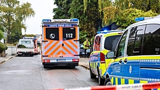 Ein Krankenwagen steht in Herdecke, nachdem die neu gewählte Bürgermeisterin von Herdecke, Iris Stalzer, schwer verletzt in ihrer Wohnung aufgefunden wurde.