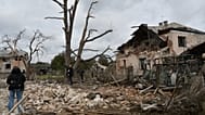 DOSSIER : Des personnes vérifient les restes d'une maison détruite à la suite d'un tir de roquette russe dans la banlieue de Lviv, le 5 octobre 2025.