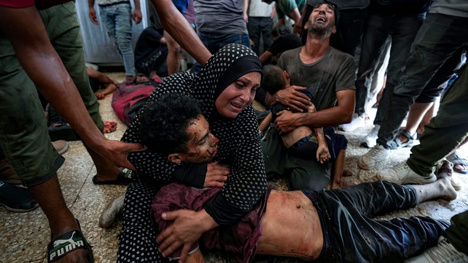 Faten Mreish tient le corps de son fils à la morgue de l'hôpital de Deir al-Balah, dans la bande de Gaza.