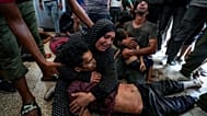 Faten Mreish sostiene el cuerpo de su hijo en la morgue de un hospital en Deir al-Balah, Franja de Gaza.