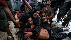 Faten Mreish tient le corps de son fils à la morgue de l'hôpital de Deir al-Balah, dans la bande de Gaza.