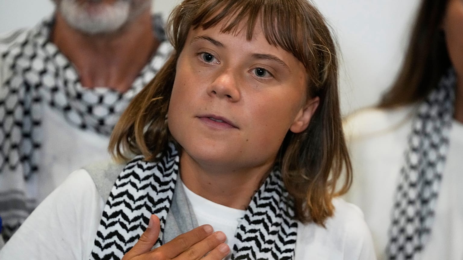 L'activiste suédoise Greta Thunberg prend la parole à son arrivée à l'aéroport international Elefthérios-Venizélos d'Athènes