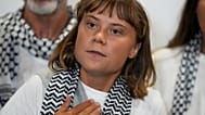 Die schwedische Aktivistin Greta Thunberg spricht bei ihrer Ankunft am Eleftherios Venizelos Internationalen Flughafen in Athen.