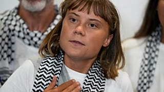 Szwedzka aktywistka Greta Thunberg przemawia po przybyciu na Międzynarodowe Lotnisko Elefterios Wenizelos w Atenach