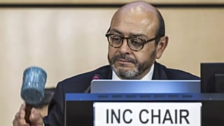 لويس فاياس فالديفيسو، رئيس لجنة التفاوض، يطرق بمطرقته خلال جلسة عامة خلال الجزء الثاني من الدورة الخامسة للجنة التفاوض الحكومية الدولية بشأن التلوث البلاستيكي في المقر الأوروب