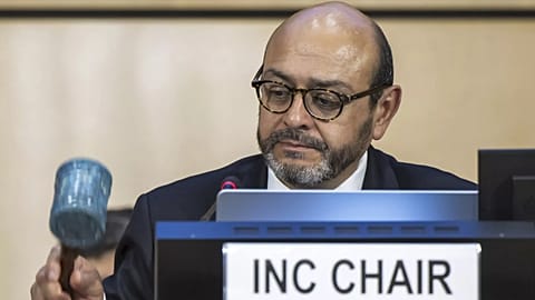 لويس فاياس فالديفيسو، رئيس لجنة التفاوض، يطرق بمطرقته خلال جلسة عامة خلال الجزء الثاني من الدورة الخامسة للجنة التفاوض الحكومية الدولية بشأن التلوث البلاستيكي في المقر الأوروب