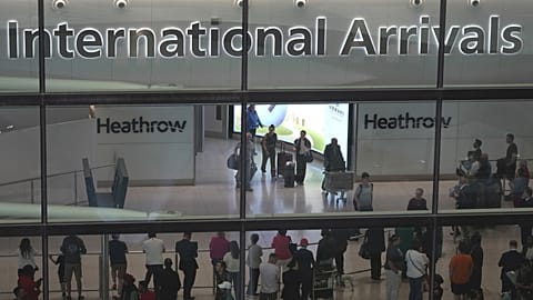 مسافرون يصلون إلى مطار هيثرو في لندن، يوم السبت 27 مايو/أيار 2023.