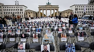 Más de 1,000 sillas con fotos de las víctimas asesinadas están dispuestas en Berlín para conmemorar el segundo aniversario del ataque terrorista de Hamás a Israel. (AP Photo)