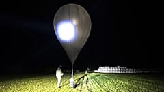 Photo du service national des gardes-frontières : un agent inspecte un ballon utilisé pour transporter des cigarettes en Lituanie.