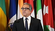 خالد العناني يتحدث إلى الصحافة بعد انتخابه مديرًا عامًا لليونسكو في باريس، 6 نوفمبر 2025.