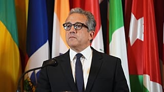 خالد العناني يتحدث إلى الصحافة بعد انتخابه مديرًا عامًا لليونسكو في باريس، 6 نوفمبر 2025.