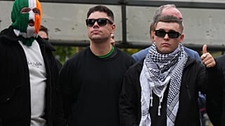 ليام أوغ أو هانايد، المعروف أيضًا باسم مو شارا (على اليمين)، عضو فرقة نيكاب الأيرلندية، يحتفل عند مغادرته محكمة وولويتش كراون في لندن