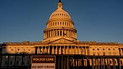 ABD Kongre Binası, 6 Ekim 2025 Pazartesi günü Washington'da şafak vakti aydınlatıldı