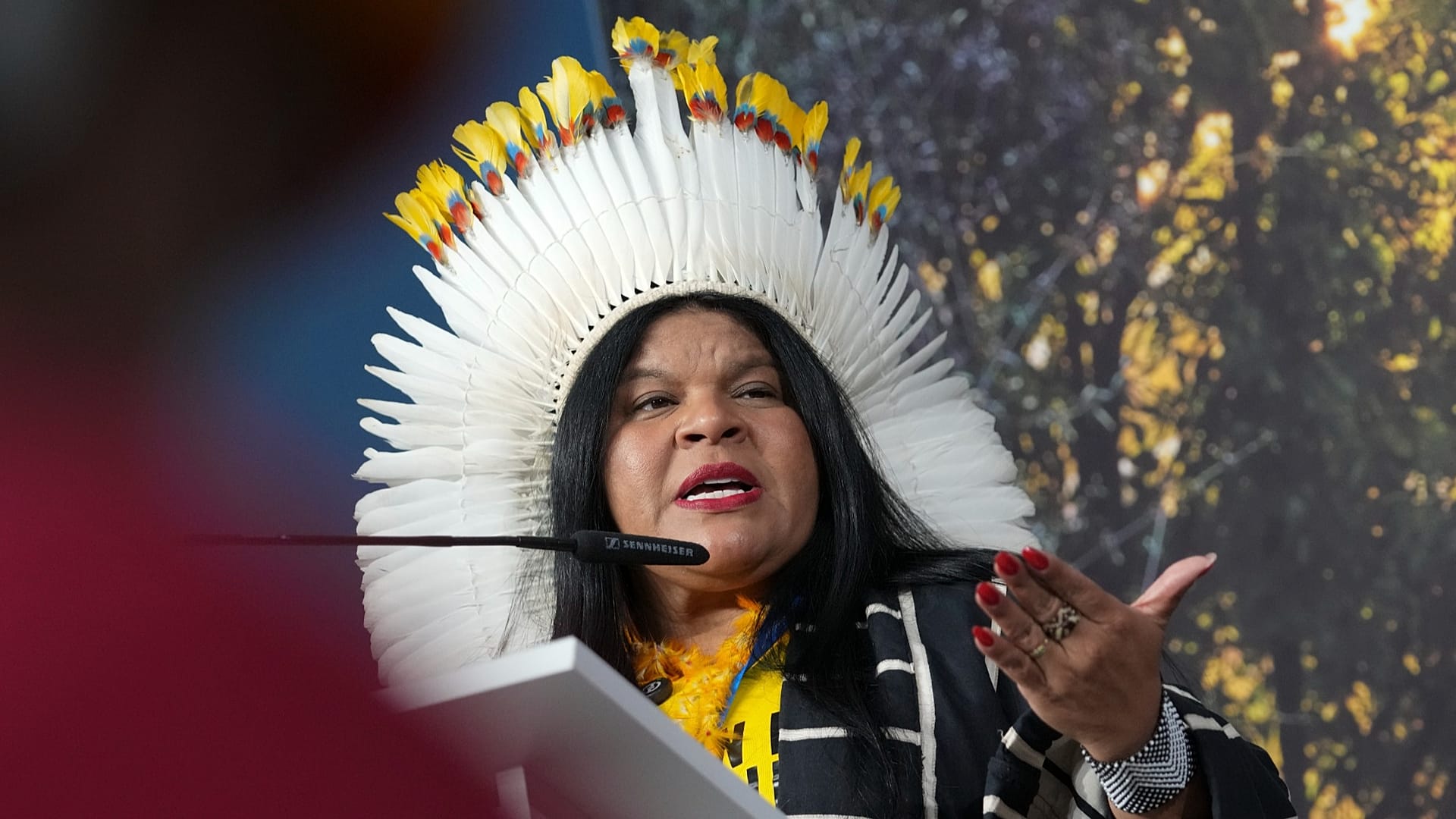 Sonia Guajajara, ministra brasileña de los Pueblos Indígenas, durante la última COP, celebrada en Bakú, Azerbaiyán.