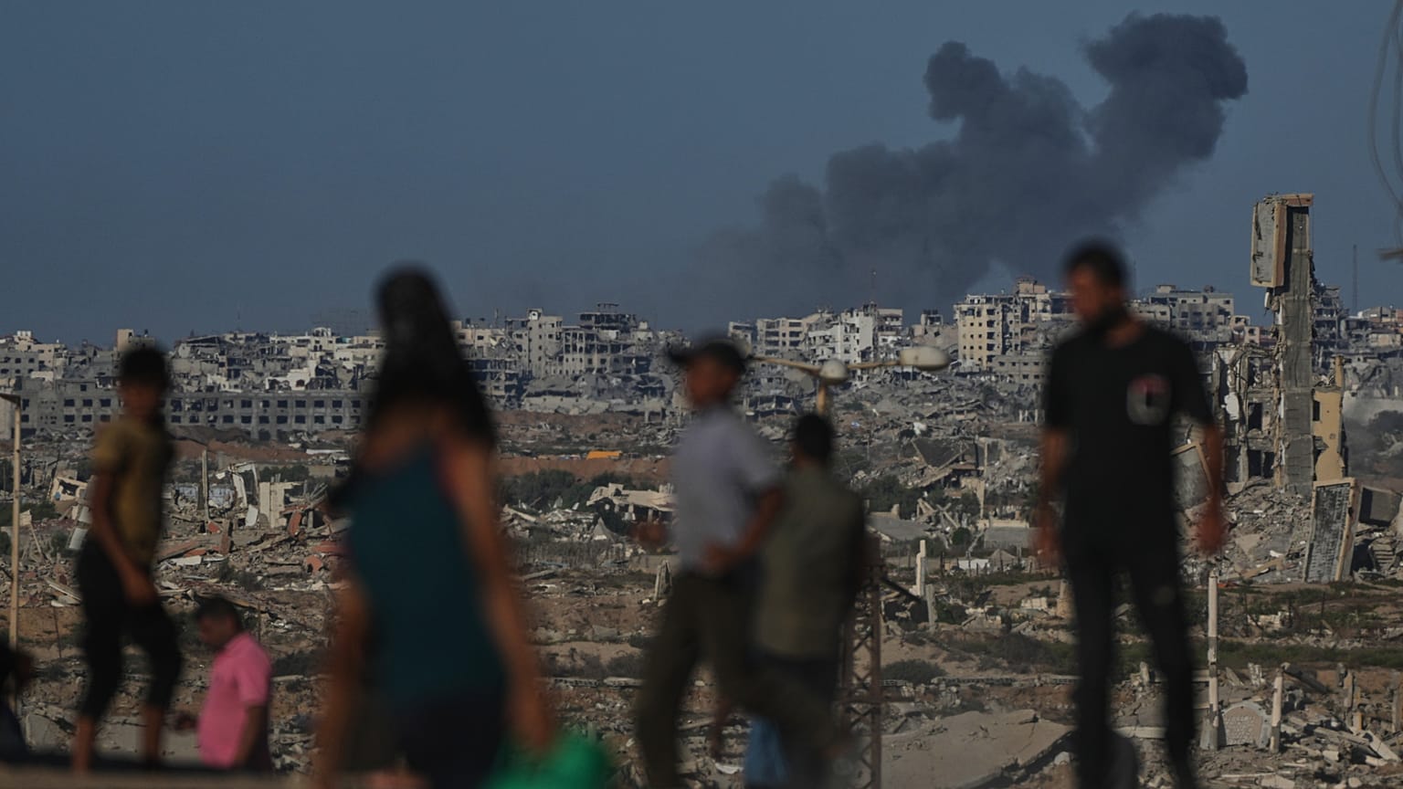 Una columna de humo se eleva sobre Ciudad de Gaza, en el norte de la Franja, tras un ataque israelí aéreo del 7 de octubre de 2025
