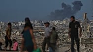 Una columna de humo se eleva sobre Ciudad de Gaza, en el norte de la Franja, tras un ataque israelí aéreo del 7 de octubre de 2025