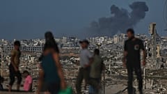 Una columna de humo se eleva sobre Ciudad de Gaza, en el norte de la Franja, tras un ataque israelí aéreo del 7 de octubre de 2025