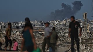 Una columna de humo se eleva sobre Ciudad de Gaza, en el norte de la Franja, tras un ataque israelí aéreo del 7 de octubre de 2025