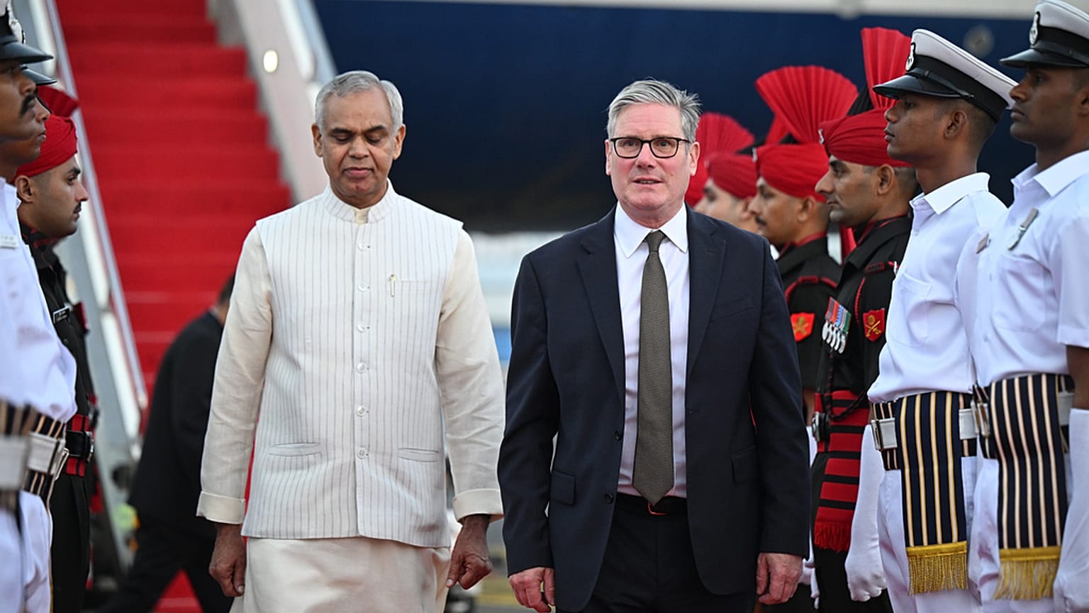 رئيس الوزراء البريطاني كير ستارمر،يصل إلى مطار شاتراپاتي شيفاجي ماهاراج الدولي في مومباي، الهند، يوم الأربعاء 8 أكتوبر 2025