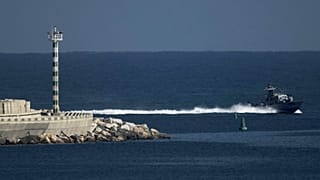 ARQUIVO: Um navio da Marinha israelita desloca-se no mar Mediterrâneo em direção ao porto de Ashdod, 2 de outubro de 2025