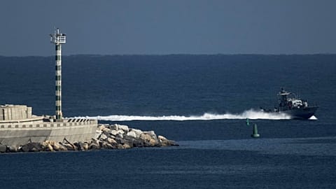 DOSSIER : Un navire de la marine israélienne se déplace en Méditerranée vers le port d'Ashdod, le 2 octobre 2025.