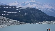 Investigadores preparam câmara no Glaciar do Ródano perto de Goms, Suíça, a 10 de junho de 2025. Foto de Matthias Schrader