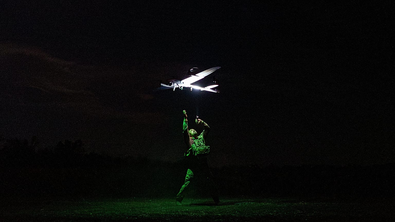 Ein ukrainischer Soldat startet eine Drone an der Front