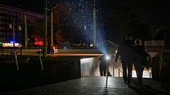 Κάτοικοι ανεβαίνουν τις σκάλες από υπόγεια διάβαση πεζών κατά τη διάρκεια διακοπής ρεύματος μετά από επιθέσεις της Ρωσίας σε ενεργειακές εγκαταστάσεις στο Τσερνίχιβ, Ουκρανία.