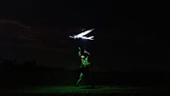 Ein ukrainischer Soldat startet eine Drone an der Front