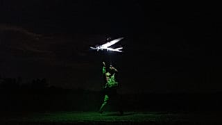 Ein ukrainischer Soldat startet eine Drone an der Front