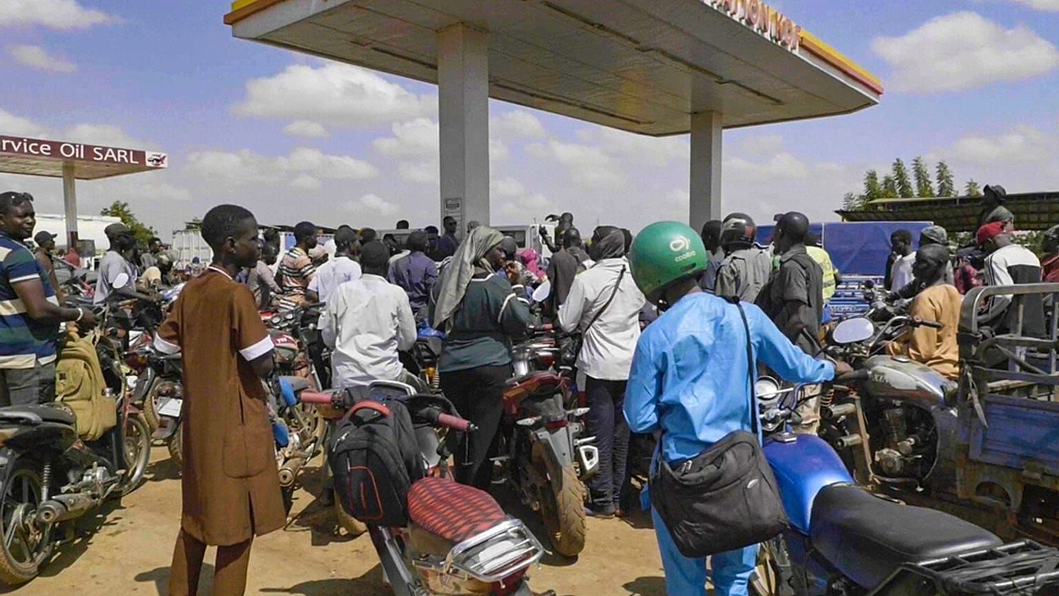 Persone in coda con le loro motociclette presso una stazione di servizio a causa della carenza di carburante a Bamako, Mali, martedì 7 ottobre 2025 (AP Photo)